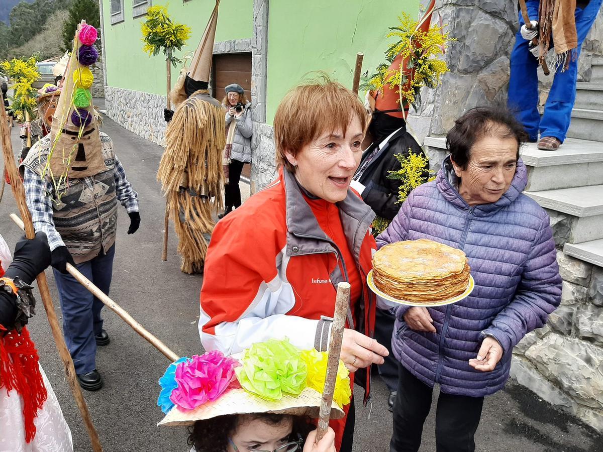 Los Mazacaraos invaden Rozaes para recuperar una tradición que goza de buena salud: el Domingo´l Gordu de la parroquia, en imágenes