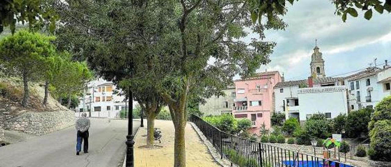 Un hombre pasea por una calle del pueblo. | NATXO FRANCÉS/EFE