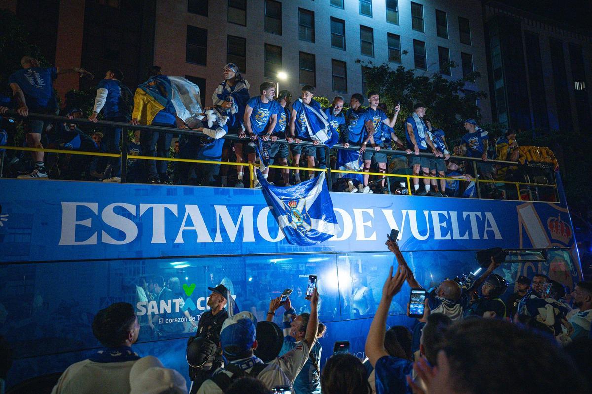 La plantilla del CD Tenerife llega al Cabildo para celebrar el ascenso con la afición blanquiazul La plantilla del CD Tenerife llega al Cabildo para celebrar el ascenso con la afición blanquiazul