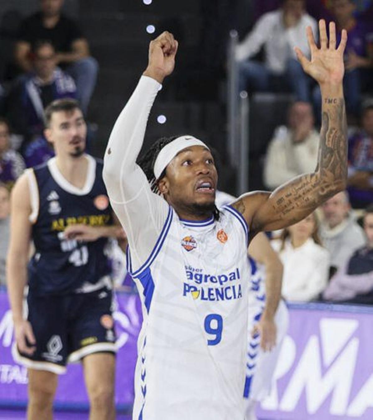 Sasu Salín, a la izquierda, tirando a canasta. A la derecha, Natxo Lezkano, durante el partido esta temporada ante el OCB en el Palacio de los Deportes, con Álvaro Muñoz a la derecha.