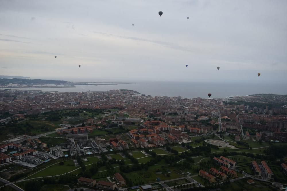 La vistas de Gijón desde la regata del festival de globos aerostáticos de 2017.