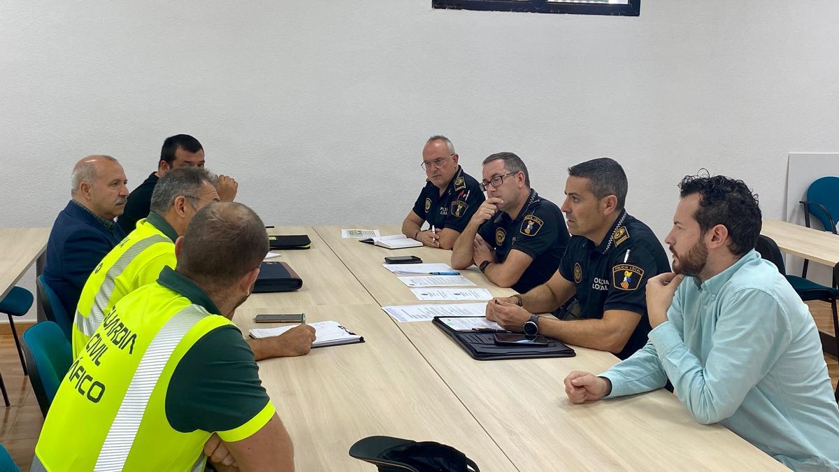 Reunión entre los concejales Sánchez y Cánovas y miembros de Guardia Civil, Policía Local y Protección Civil