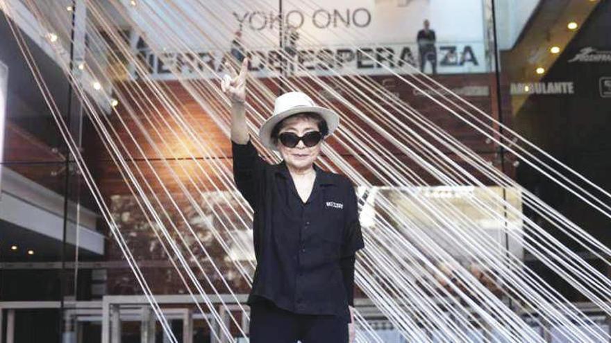 Yoko Ono, haciendo la señal de victoria.