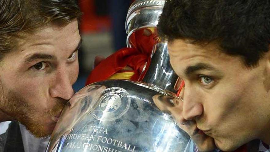 Ramos y Navas besan la Copa.