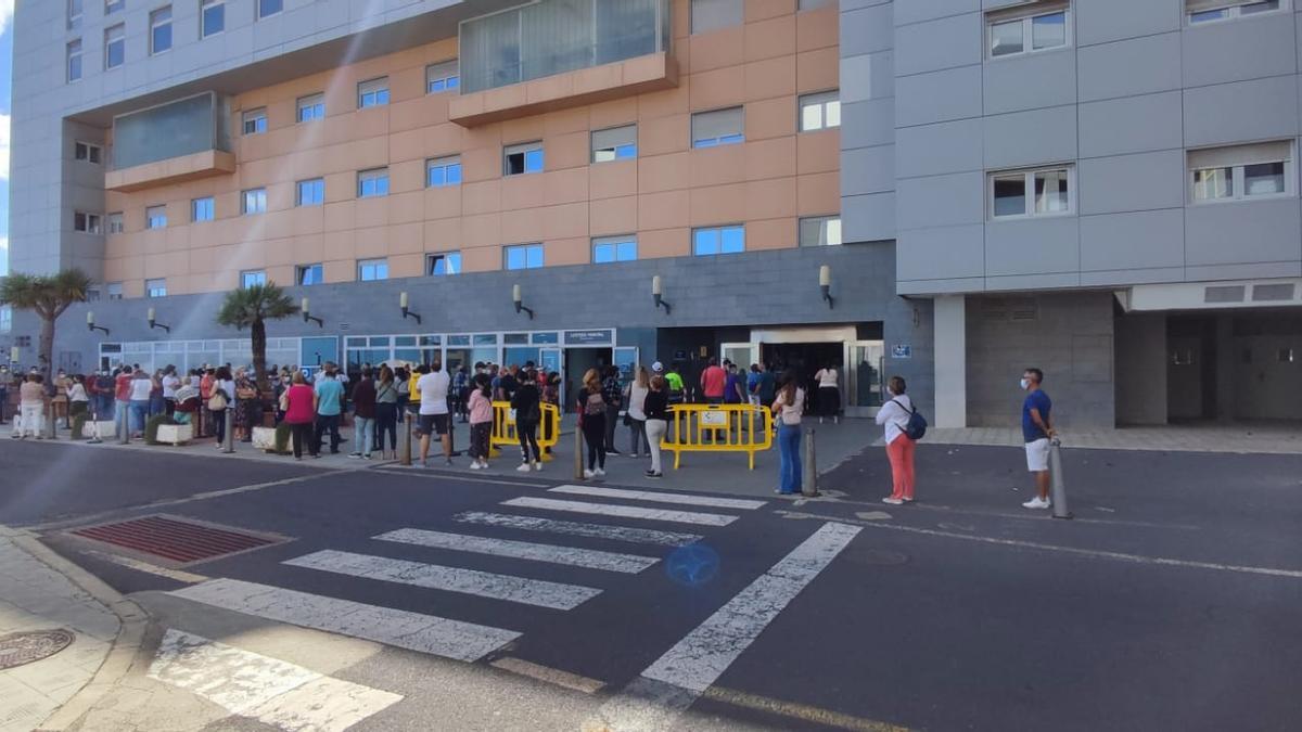 Colas esta tarde de martes para vacunarse en el Hospital Universitario Nuestra Señora de la Candelaria