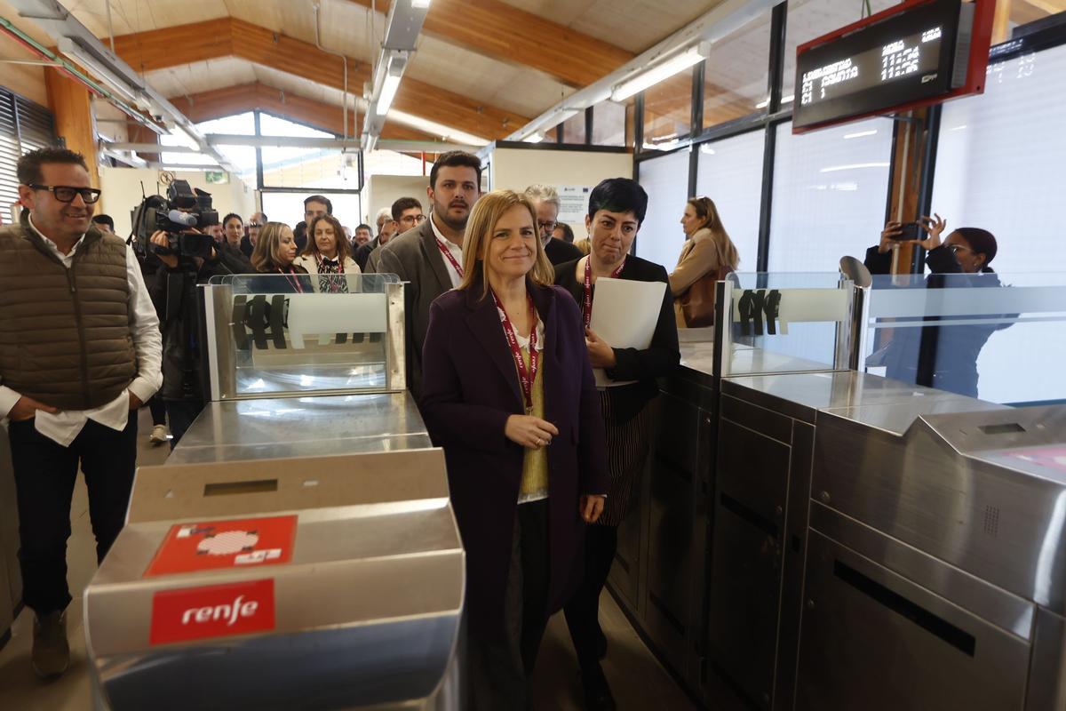Pilar Bernabé accede a la estación inaugurada este martes en Albal.