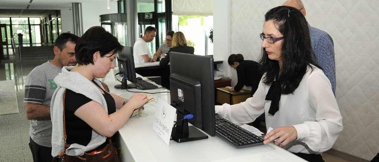 Una pareja de huéspedes en la recepción de un hotel de Silleda. // Bernabé/Luismy