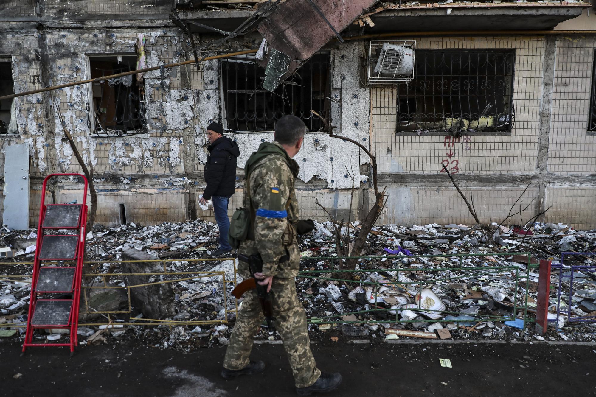 Un militar camina delante de un edificio bombardeado en Kiev, a 14 de marzo de 2022.