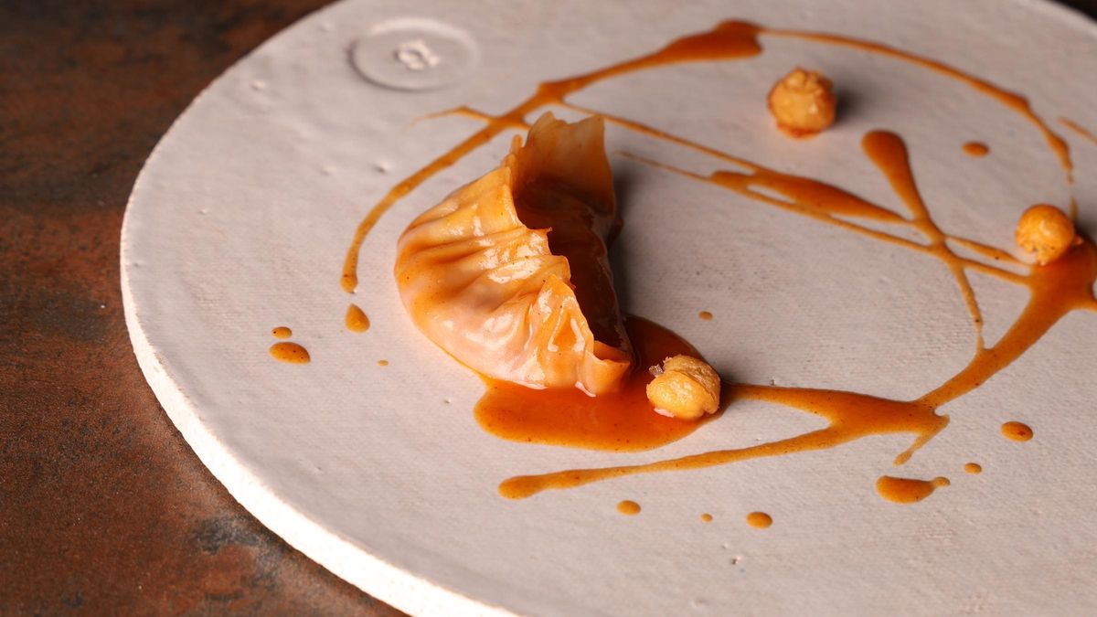 La 'gyoza' de callos a la madrileña con garbanzos fritos de Ugo Chan.