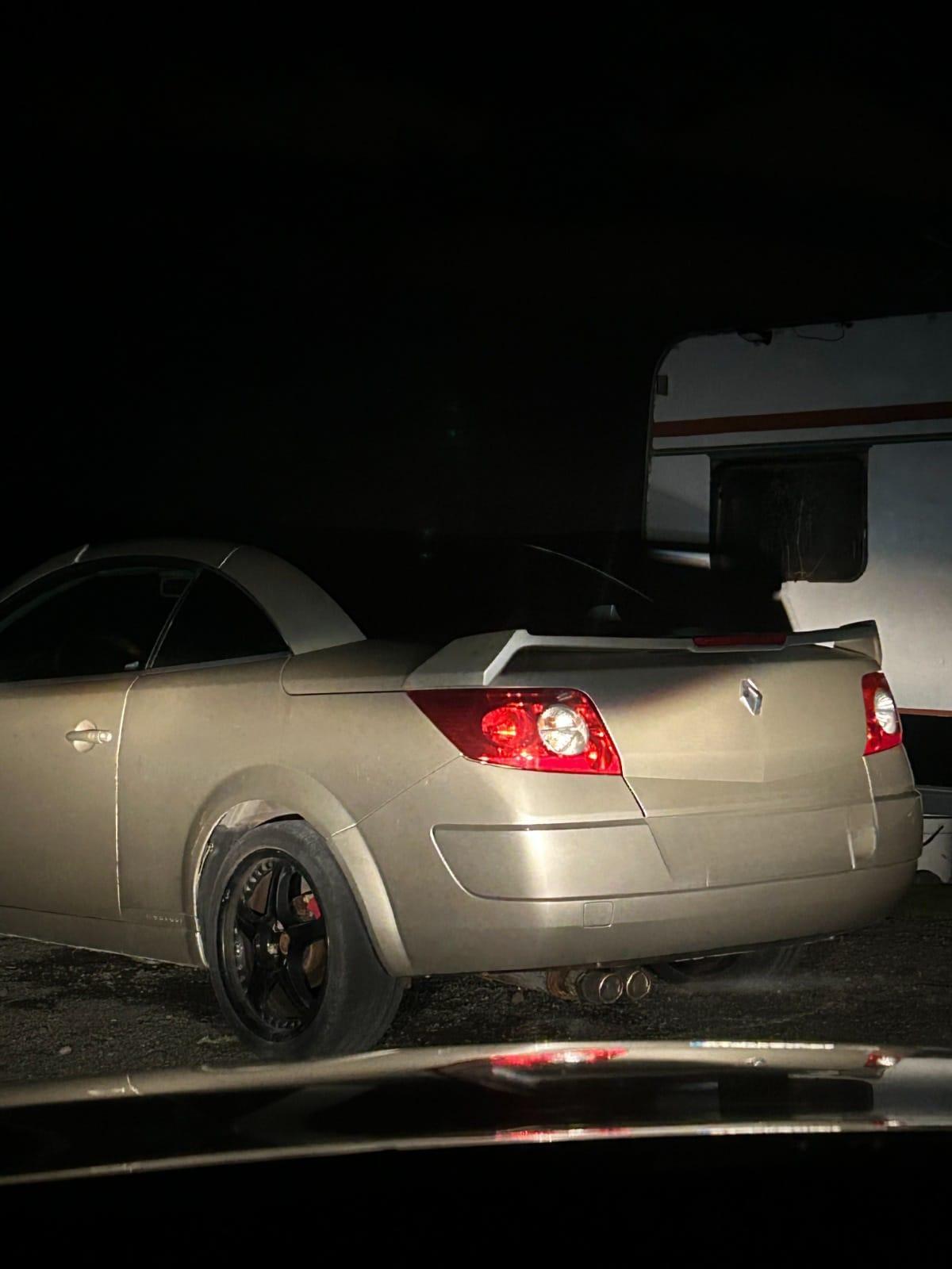 Vehículos en estado de desguace en un terreno de Ingenio