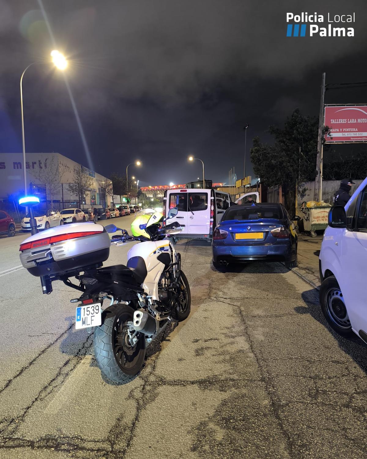 El vehículo interceptado por la Policía Local.