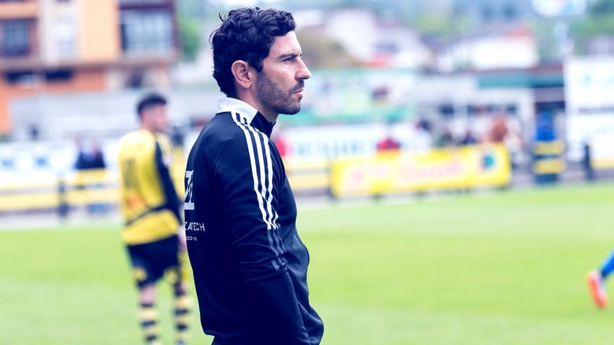 &quot;He sido tremendamente feliz, pero no sé si seguiré&quot;: el futuro del entrenador de moda del fútbol asturiano, en el aire