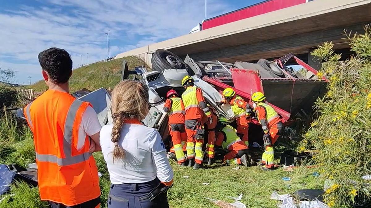 Accidente mortal en la V-31 en Silla: muere atrapado bajo su camión tras caer por un terraplén
