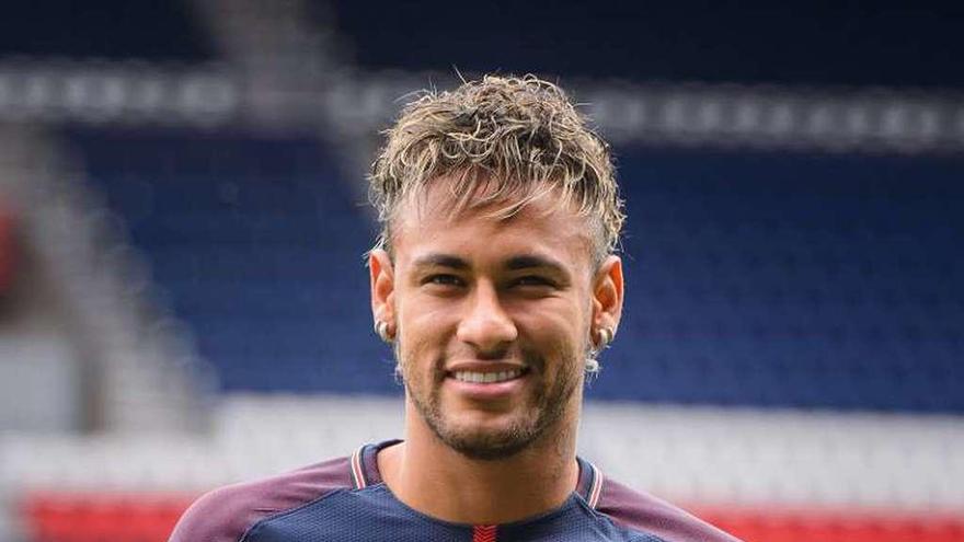 Neymar, ayer, durante su presentación en el Parque de los Príncipes.