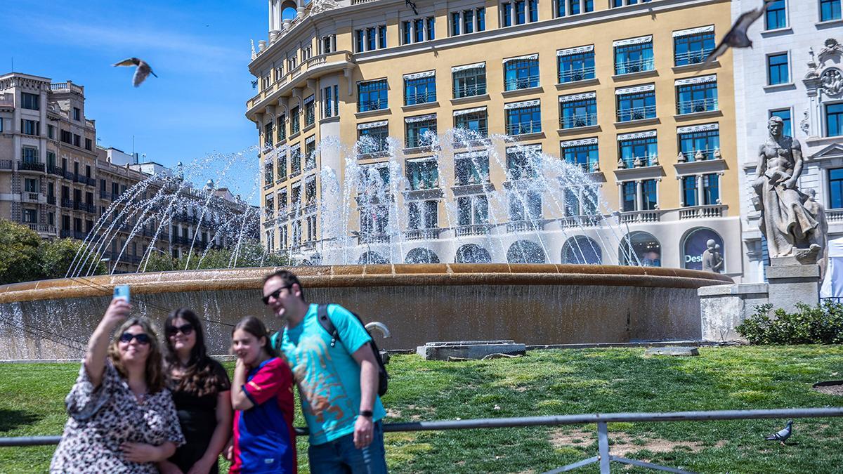La fuente ornamental de plaza de Catalunya recupera el agua La fuente ornamental de plaza de Catalunya recupera el agua