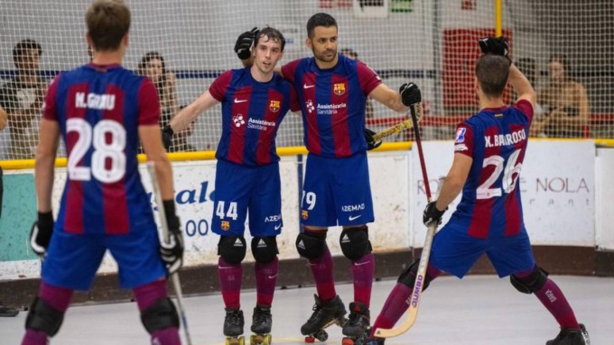 Los jugadores del Barça celebran un gol en la pista del Voltregà