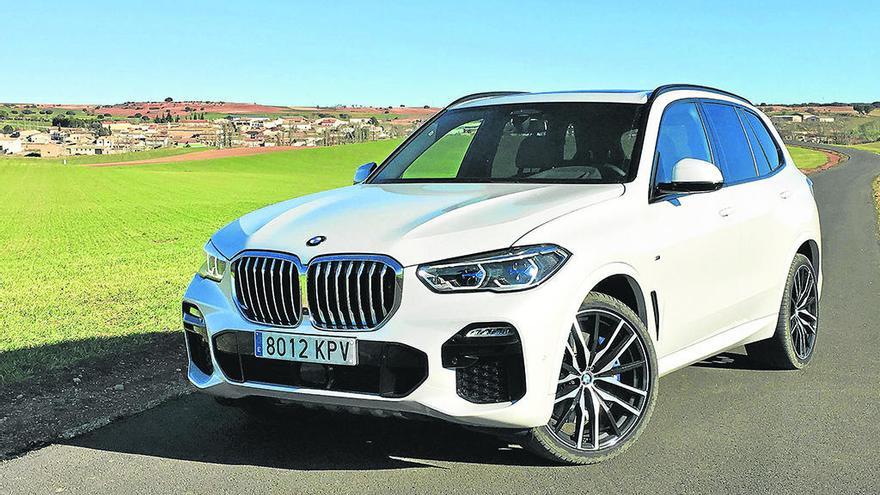 El nuevo BMW X5 adopta la nueva línea de diseño de la marca alemana, con unos faros más rasgados