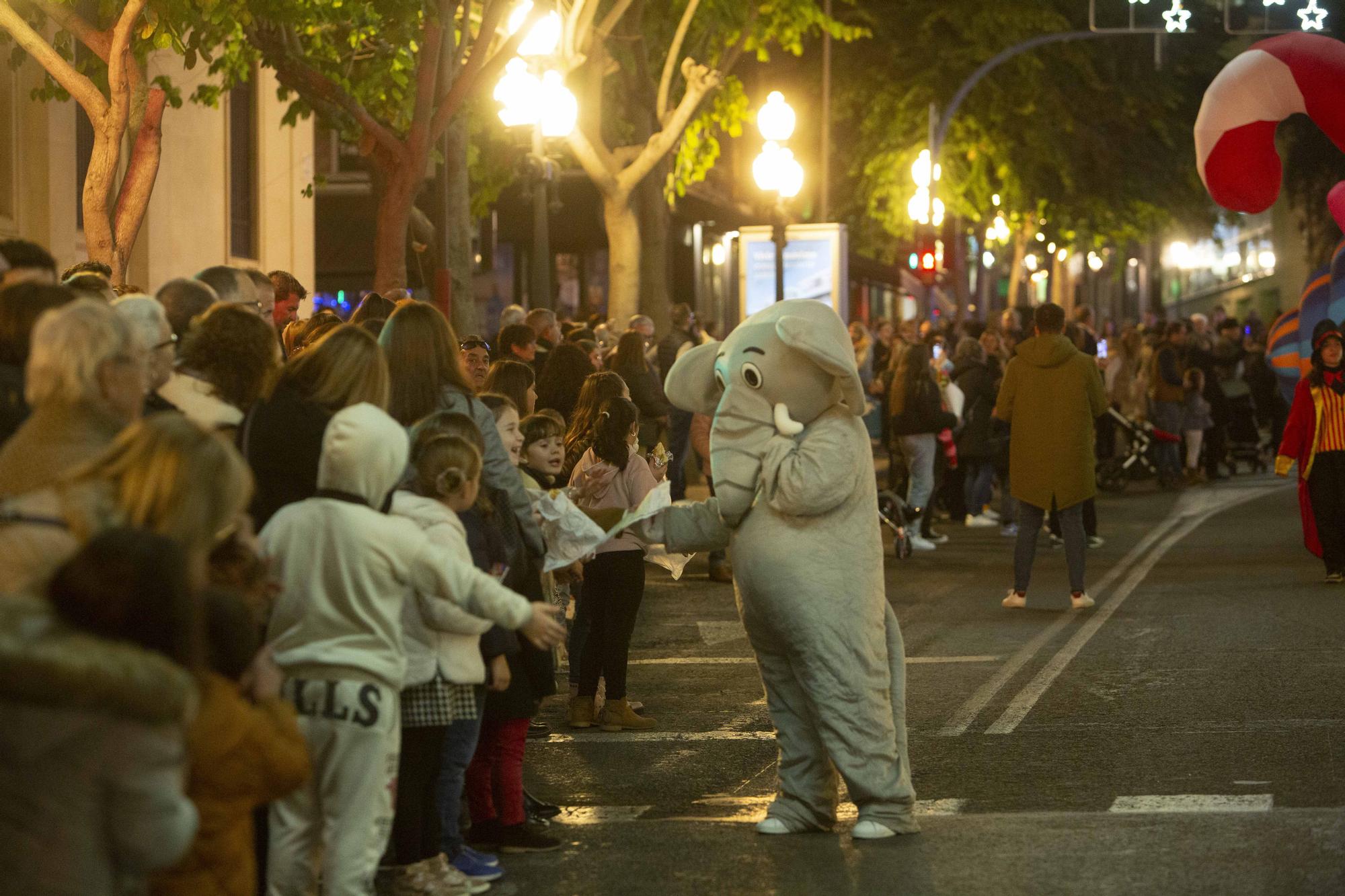 Las Carteras Reales anticipan la cabalgata y reciben a los niños en Alicante