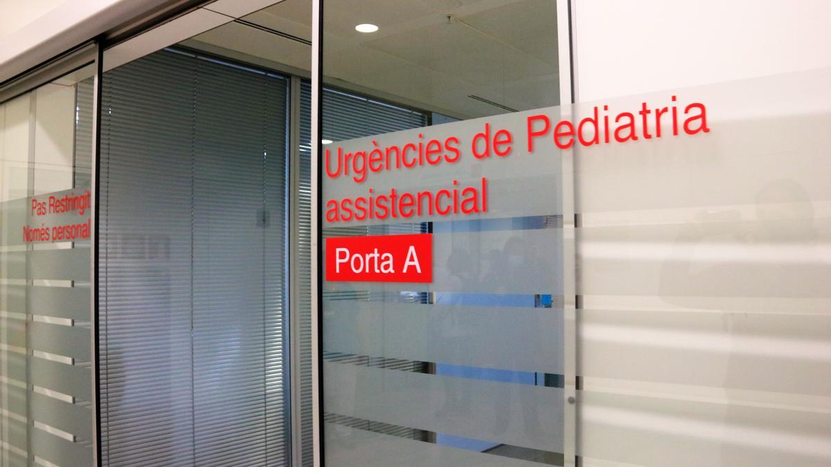 Porta d&#039;entrada d&#039;Urgències de Pediatria de l&#039;Hospital de Sant Pau de Barcelona, en un context de pujada de casos de bronquiolitis en infants de menys de 2 anys