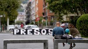 Pintada en apoyo a los presos de ETA en Plentzia, Vizcaya.