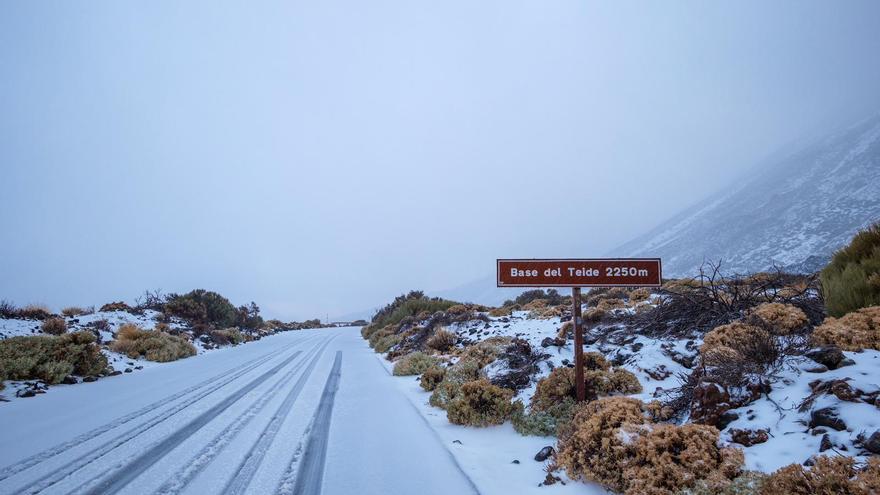 El Teide amanece nevado