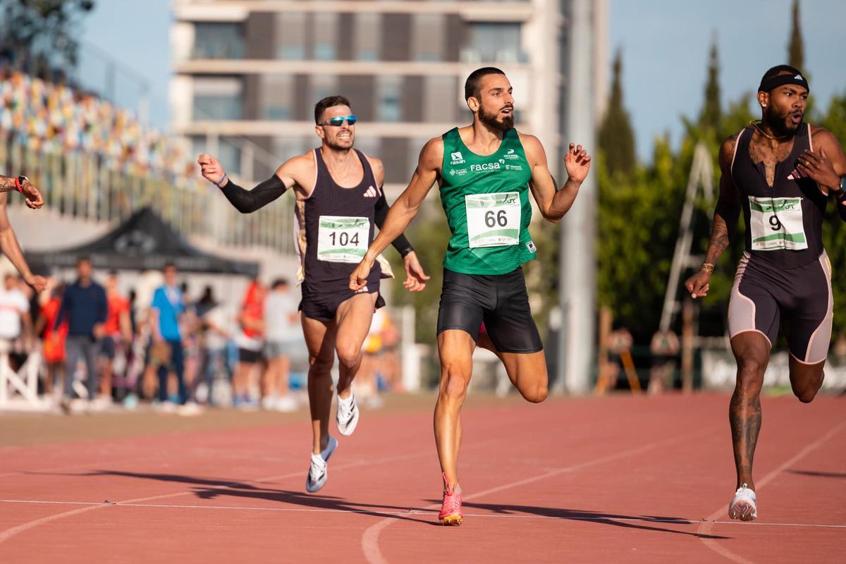 Iñaki Cañal en una carrera en las pistas de atletismo del Gaetà Huguet