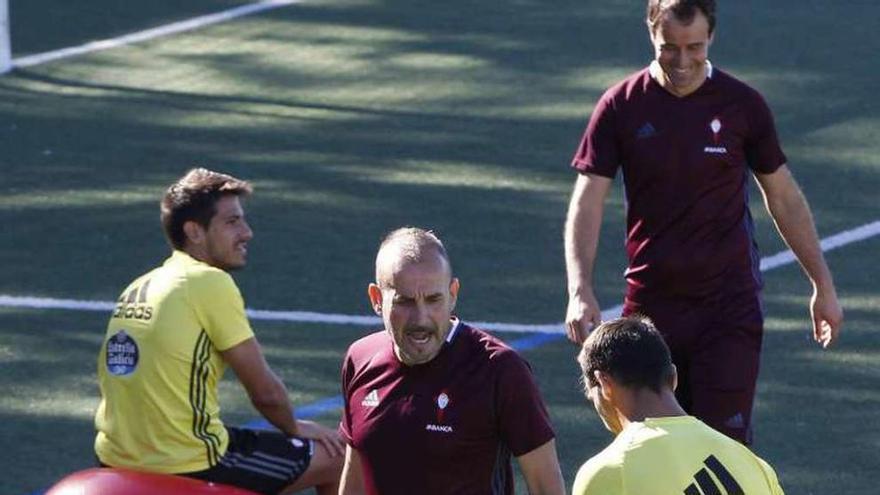 Pablo Fernández da instrucciones durante el entrenamiento. // R.G.