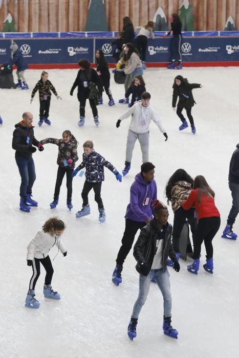 La pista de gel de Girona s'omple de patinadors