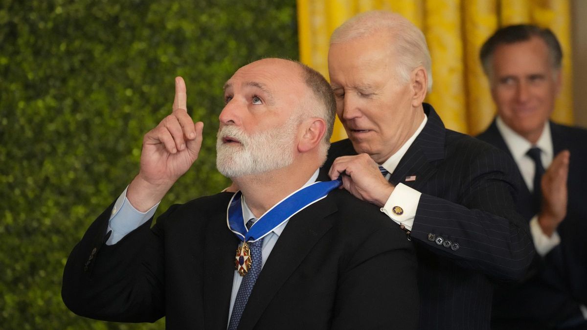 El presidente de Estados Unidos, Joe Biden, condecora al chef José Andrés