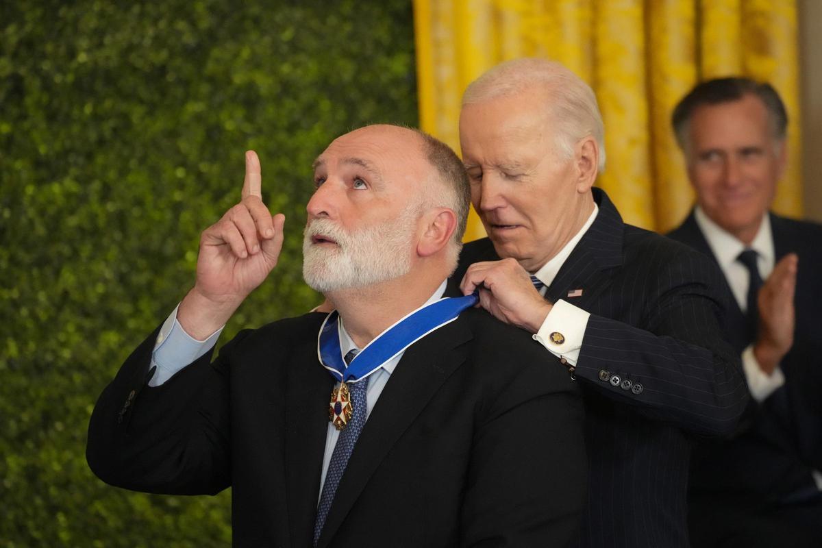 El chef José Andrés, en su condecoración por Joe Biden.