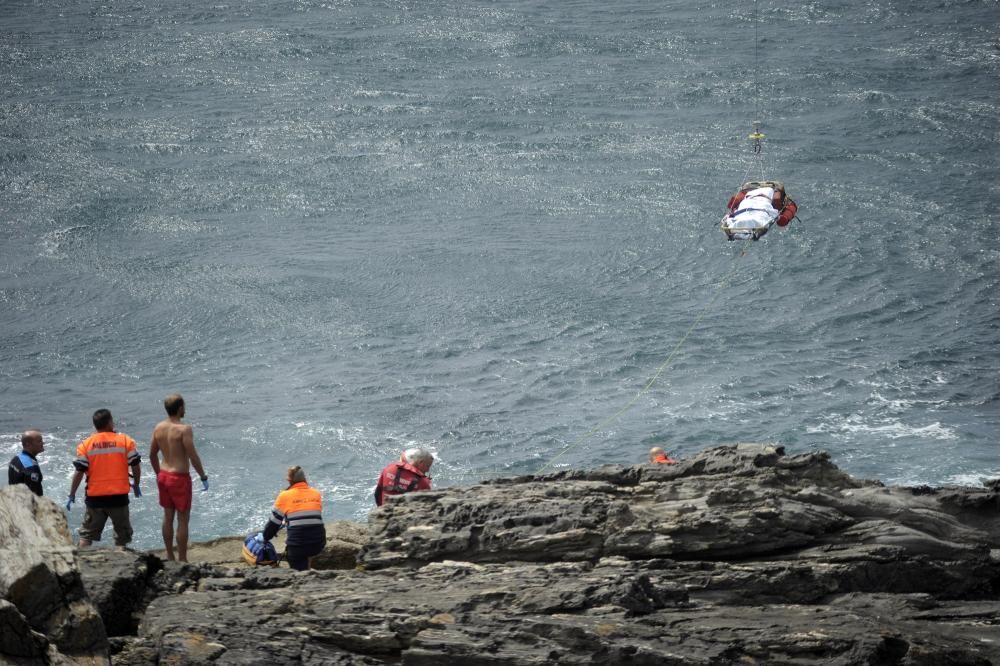 La mujer fue arrastrada por las olas y el hombre se tiró algua para intentar salvarla.