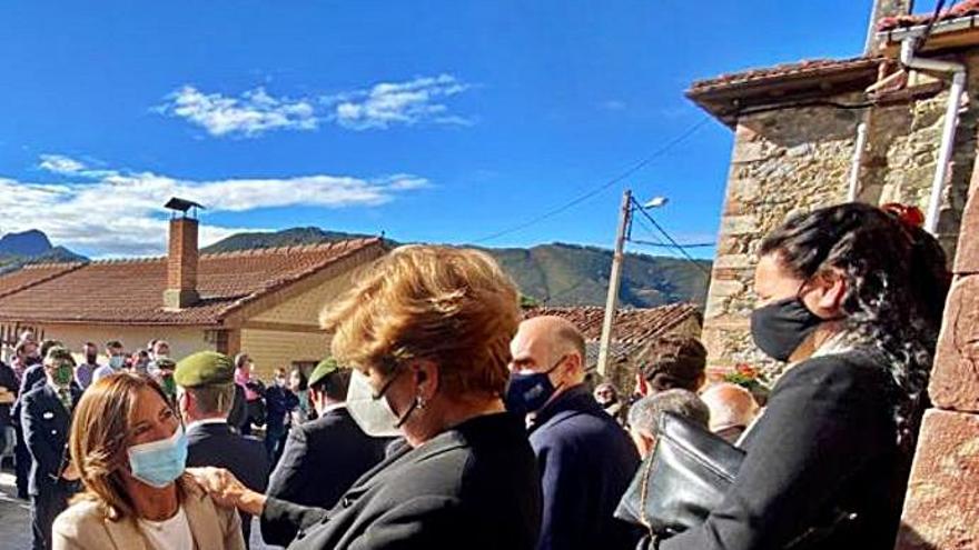 Josefina González de Lena (de espaldas), hermana de Gelito, recibe el pésamen a la entrada de la iglesia