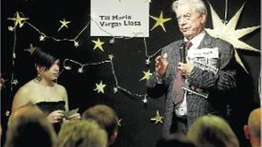 Vargas Llosa parla a la biblioteca del centre escolar Rinkeby.