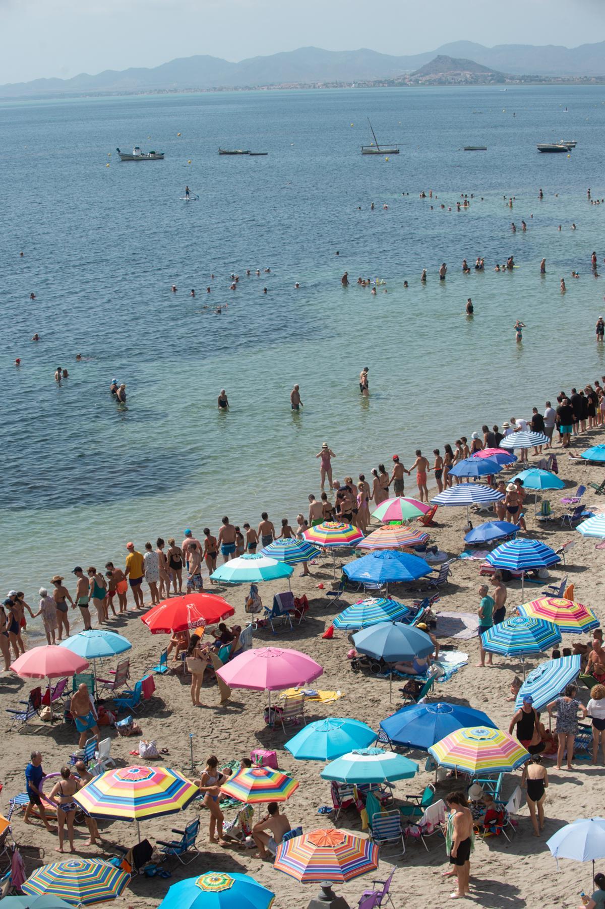 Murcia abraza al Mar Menor para reclamar su recuperación