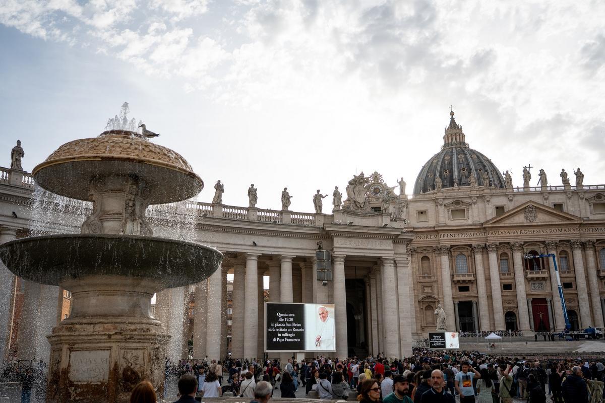 Miles de personas llenaron ayer la plaza de San Pedro del Vaticano para rezar por el papa Francisco.
