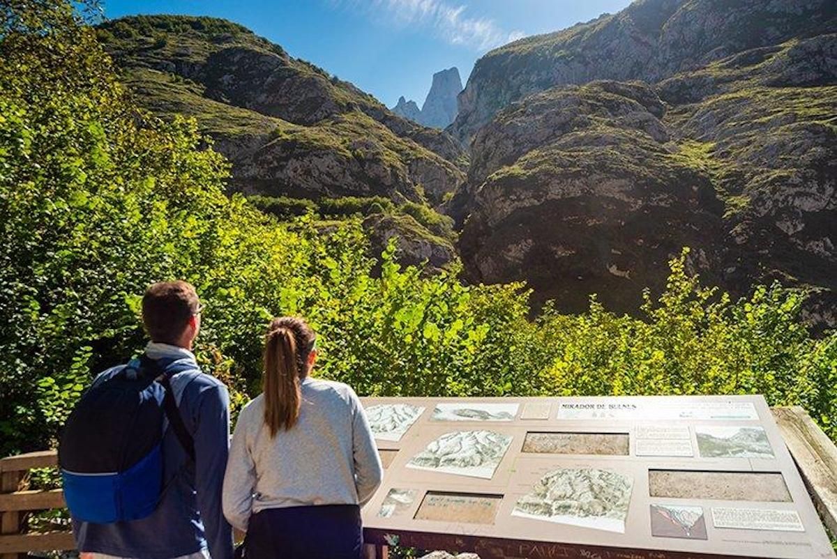 Dos visitantes observan el Picu Urriellu, en el parque nacional de los Picos de Europa.
