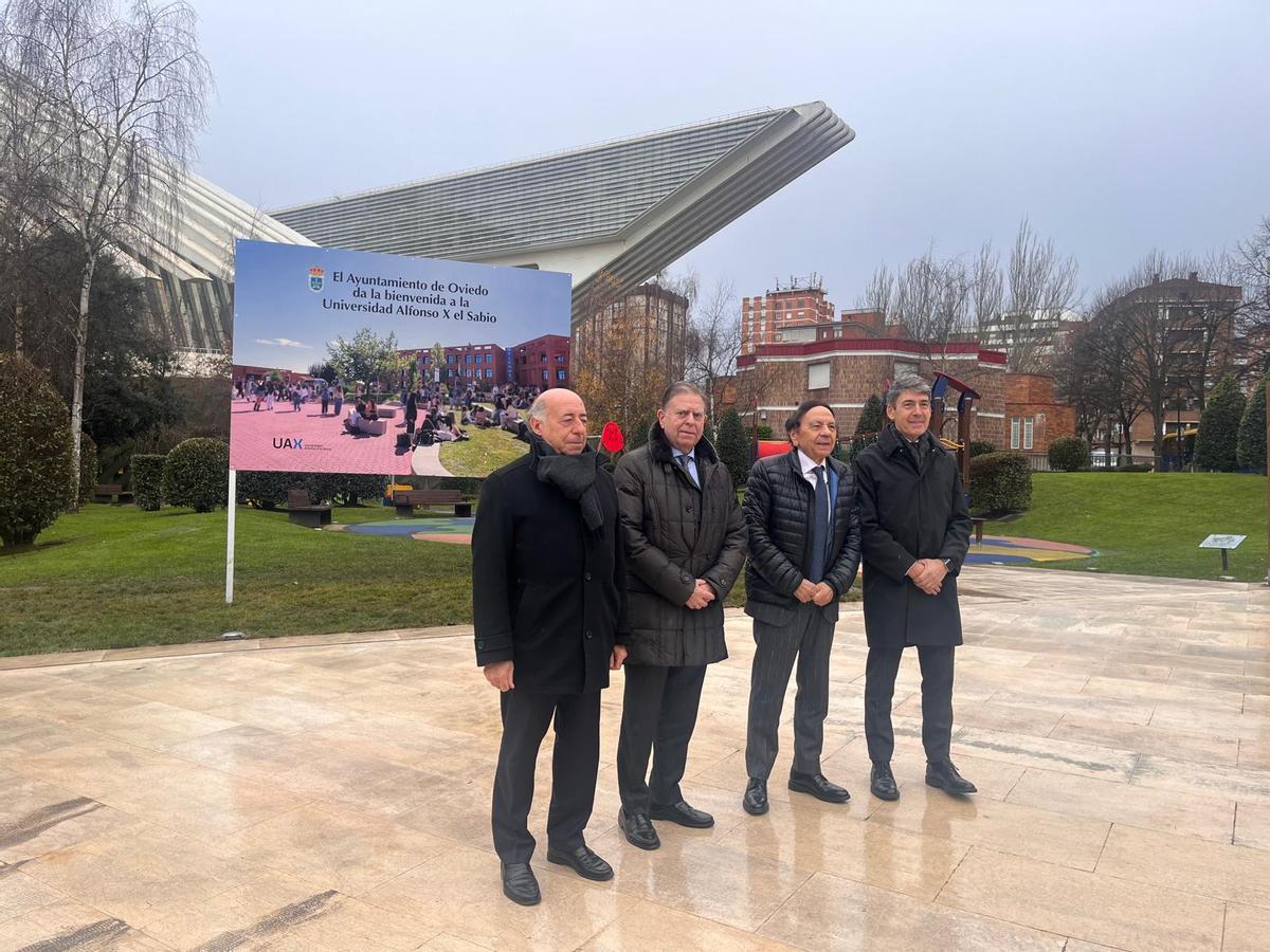 Juan Romo, rector de la Universidad Alfonso X el Sabio; Alfredo Canteli, alcalde de Oviedo; Jesús Núñez, presidente de la UAX y Domingo Mirón, CEO de la Universidad privada, frente al cartel que les da la bienvenida.