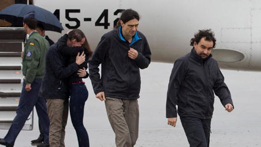 Antonio Pampliega (derecha), José Manuel López (centro) y Ángel Sastre, al llegar a Torrejón de Ardoz.