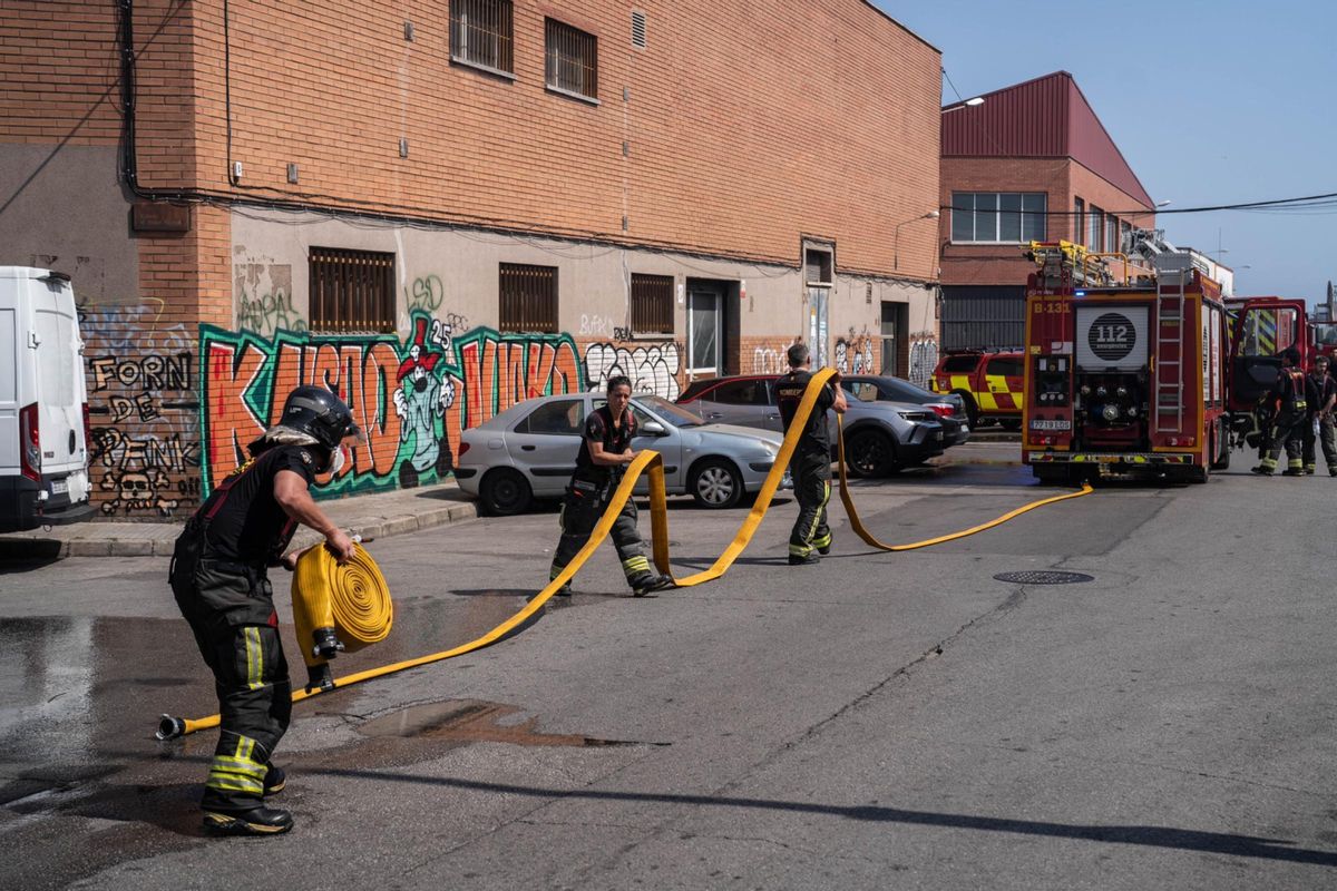 13 dotaciones de bomberos han sido necesarias para estabilizar el incendio de una nave industrial en el polígono de Can Ribó de Badalona