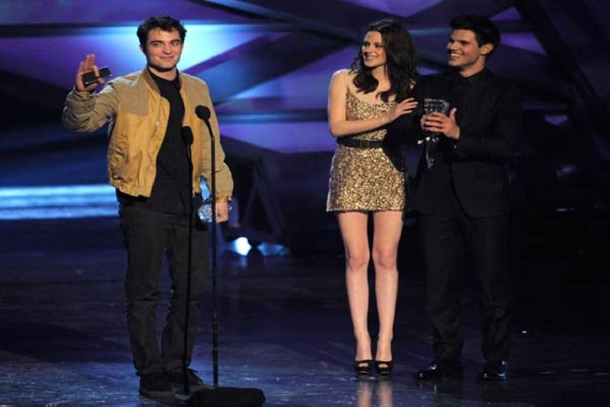 Kristen Stewart recoge el premio al mejor reparto junto a sus compañeros Taylor Lautner y Robert Pattinson, después de llevarse también el de mejor actriz del año. ’Eclipse’, la última entrega de la saga de ’Crepúsculo’, ha sido la ganadora de la noche al obtener también los galardones de mejor película y mejor drama.