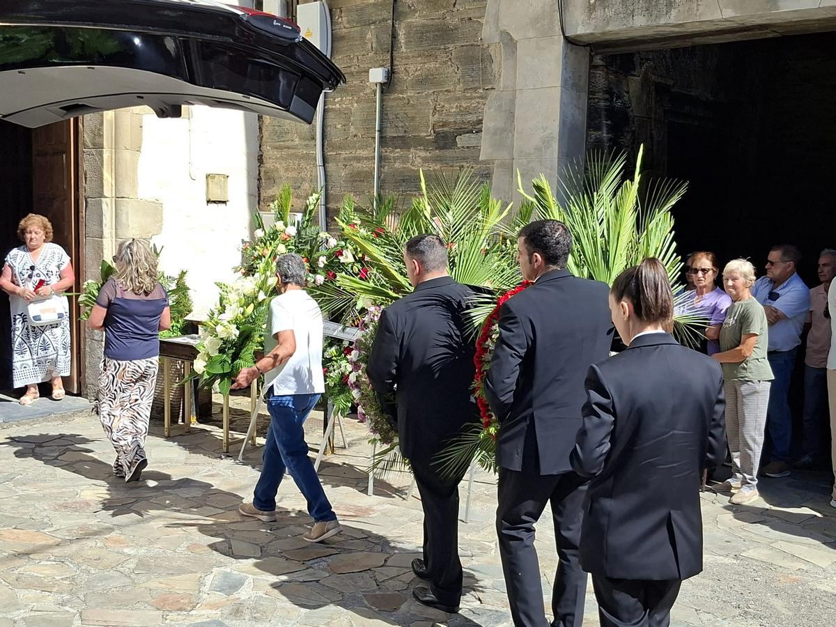 En imágenes: La iglesia de Santa María, en Villanueva, se llena para dar el último adiós a Enrique López En imágenes: La iglesia de Santa María, en Villanueva, se llena para dar el último adiós a Enrique López