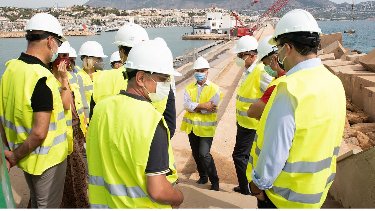Visita del conseller de Obras Públicas a las obras de reparación del dique de Levante en el puerto de Altea.