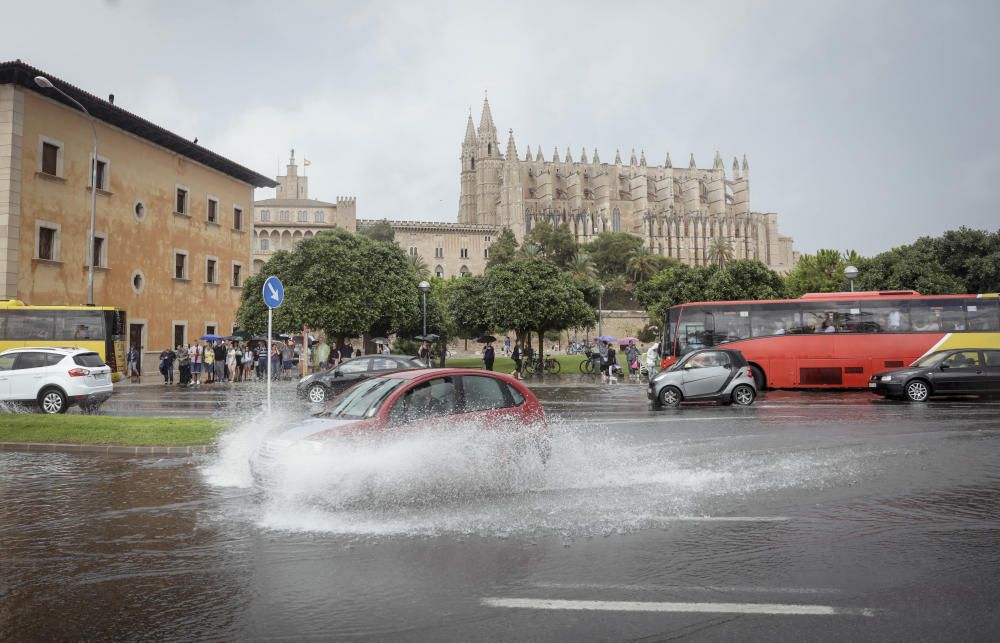 Saturación de tráfico y gente por la lluvia