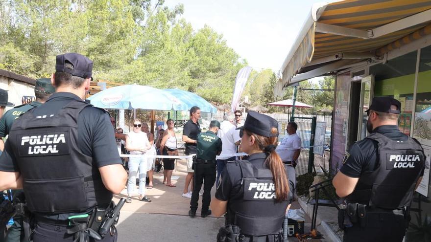 Tensión, despliegue policial y desahucio de la concesionaria en la polémica toma posesión del Ayuntamiento de Bigastro del camping La Pedrera