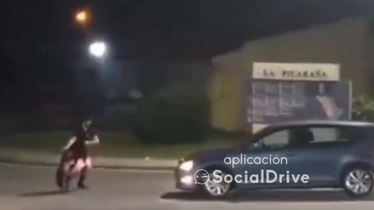 El hombre, 'toreando' coches en Padrón.