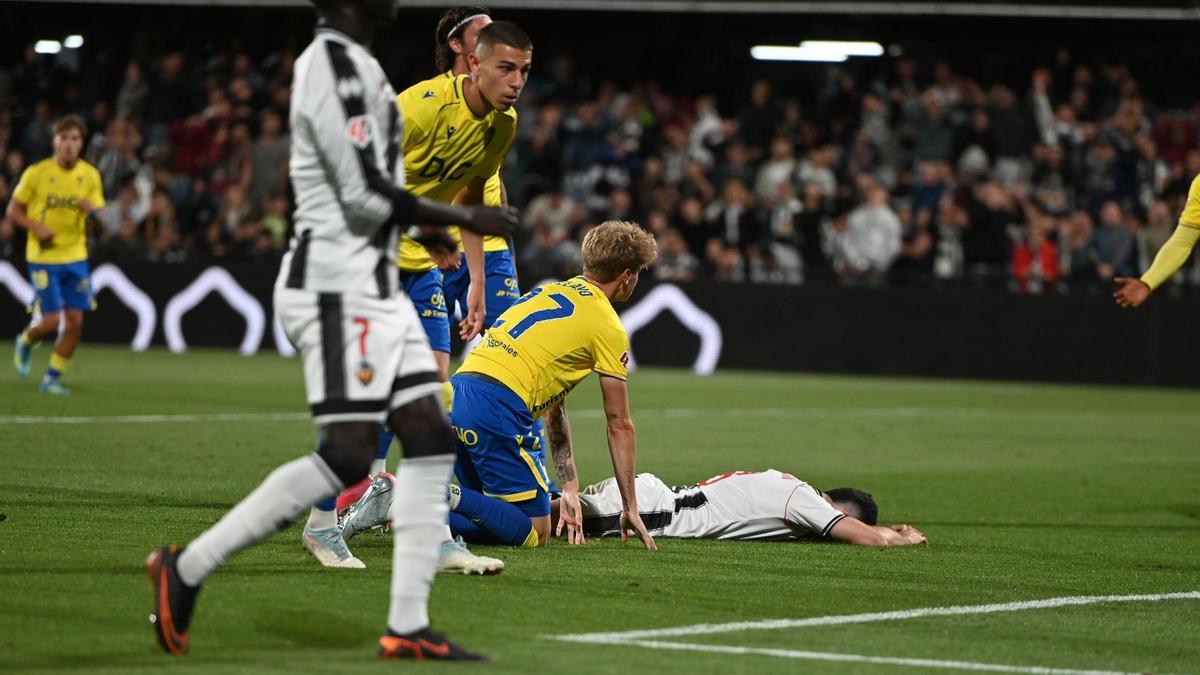 El Castellón deja escapar ante el Cádiz una inmejorable ocasión para afianzarse en la zona de 'play-off' de ascenso.