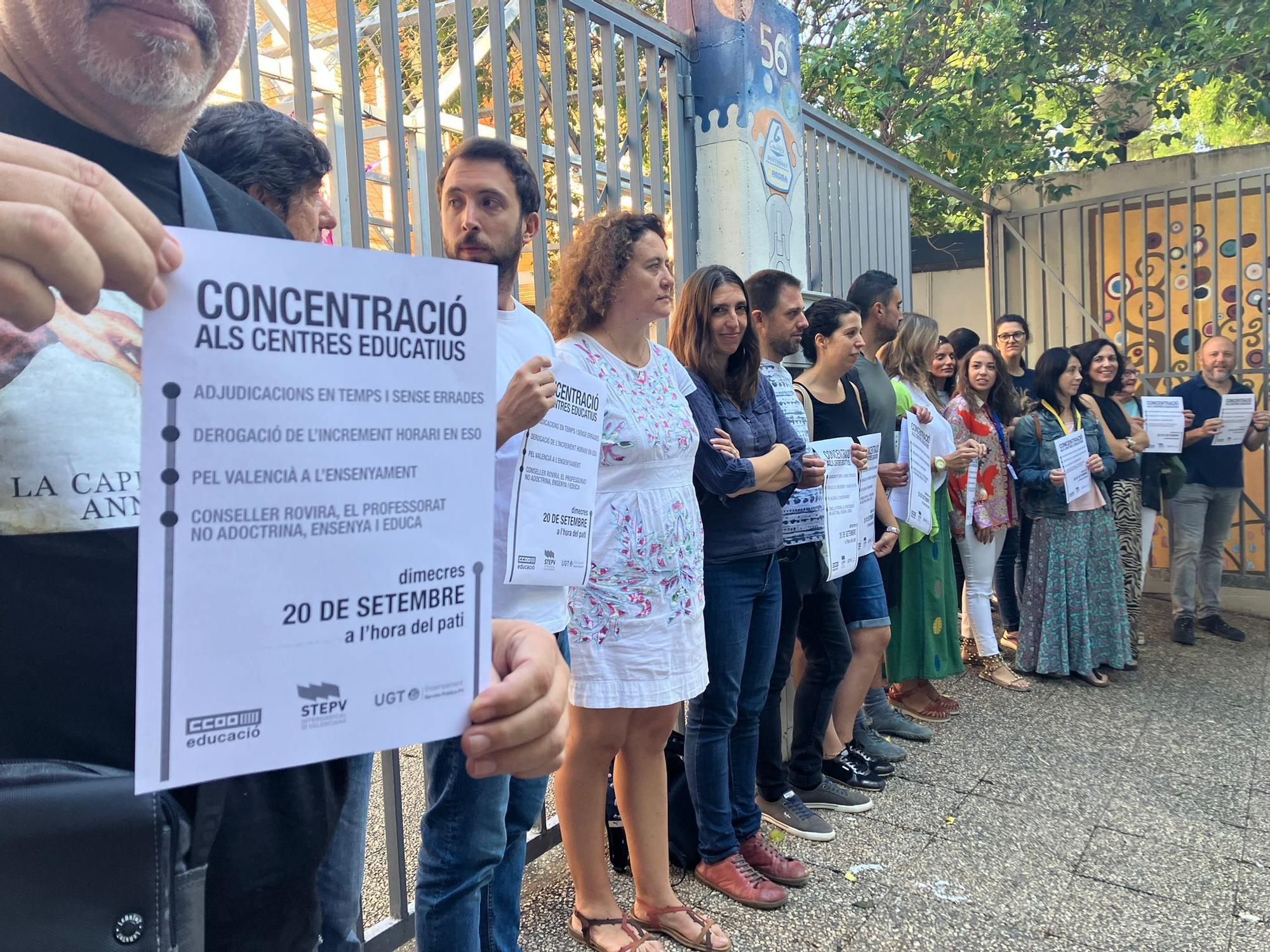 Cientos de profesores protestan en los centros educativos por el "caos" en las adjudicaciones docentes