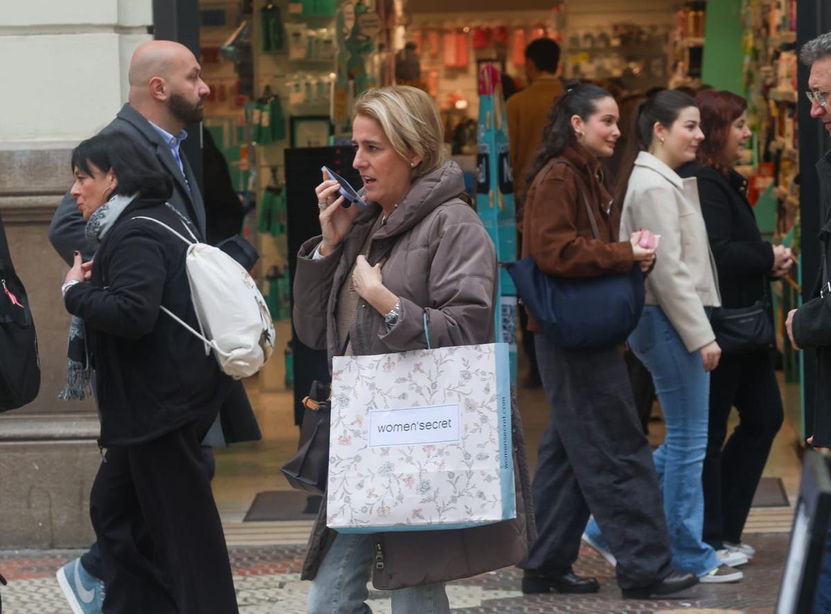 Calles abarrotadas en el centro de València para hacer las últimas compras de la Navidad