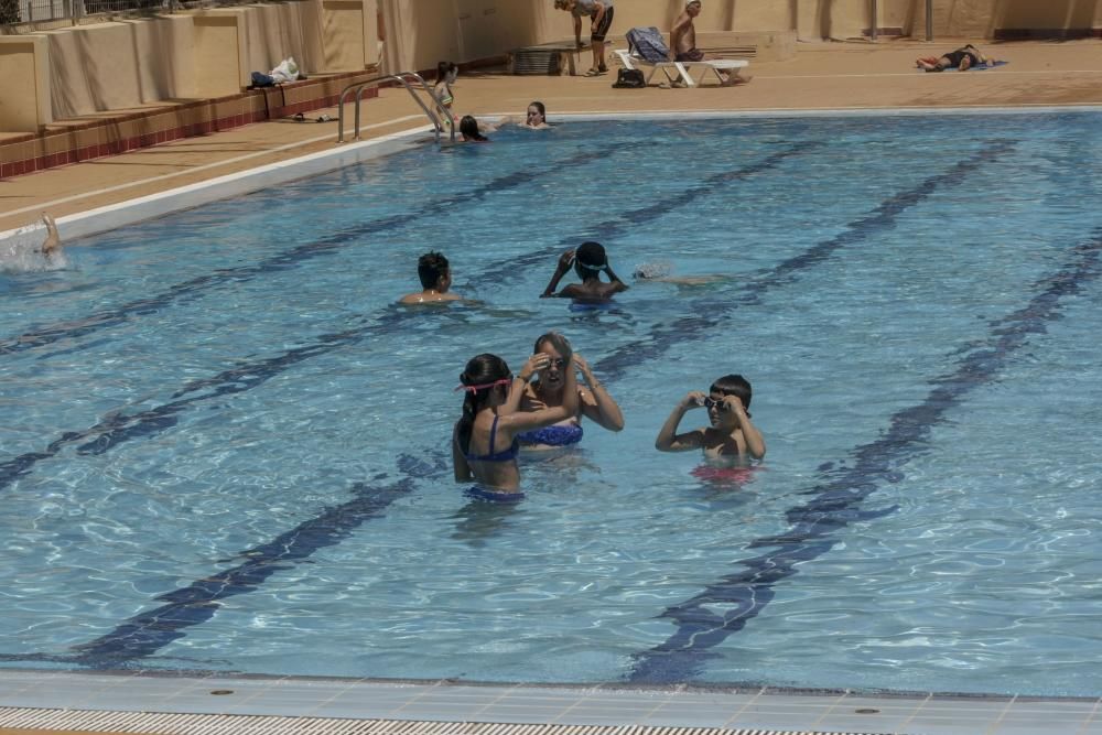 Las piscinas municipales abren en Elche