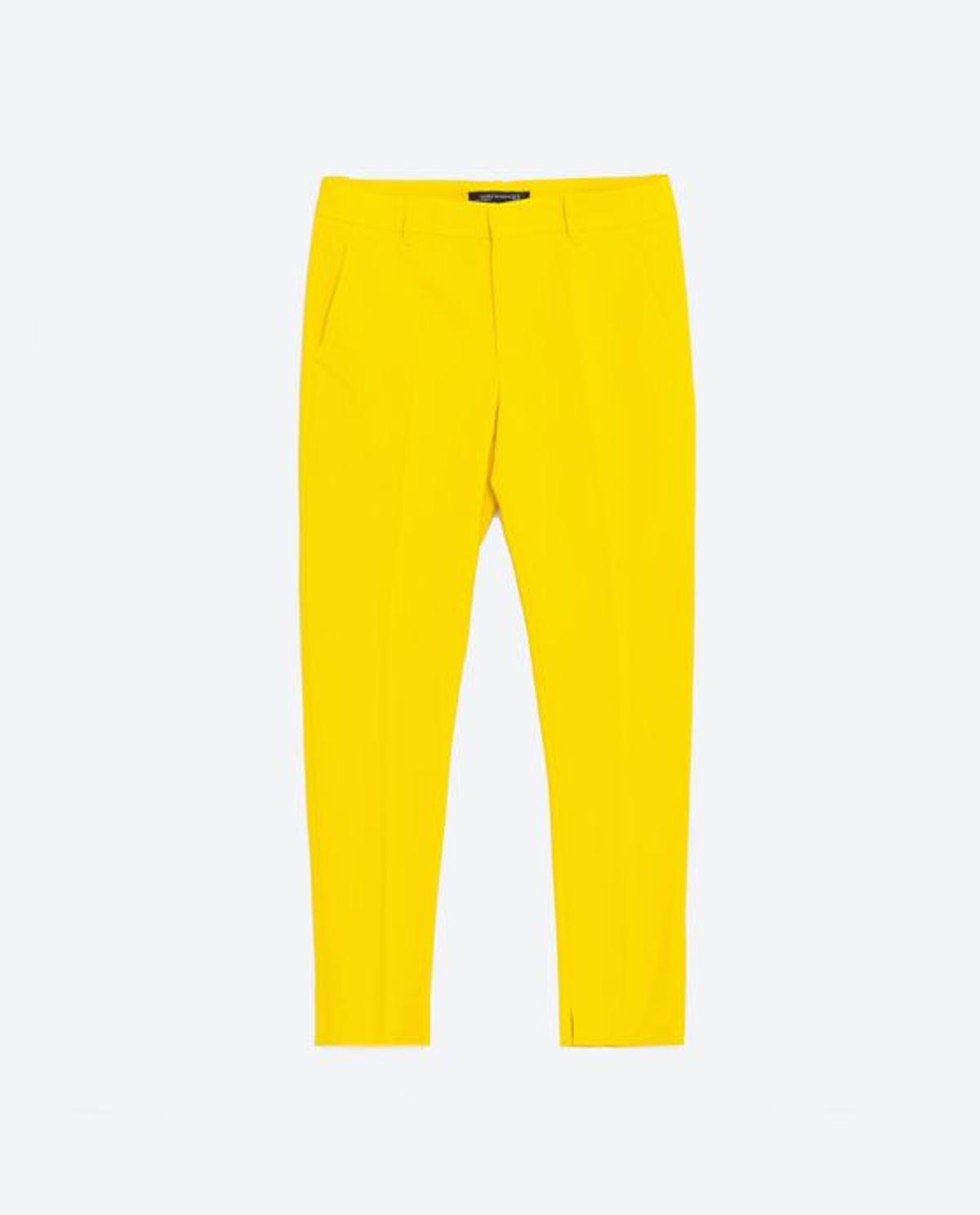 Pantalón chino amarillo de Zara (29,95€)